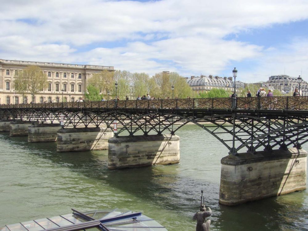 セーヌ川にかかるポンデザール。南京錠がついていた頃の写真