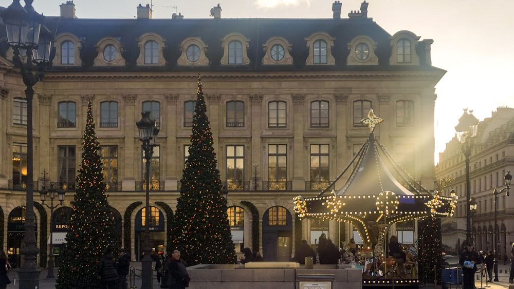 パリ　ヴァンドーム広場のメリーゴーランド　クリスマスのヴァンドーム広場