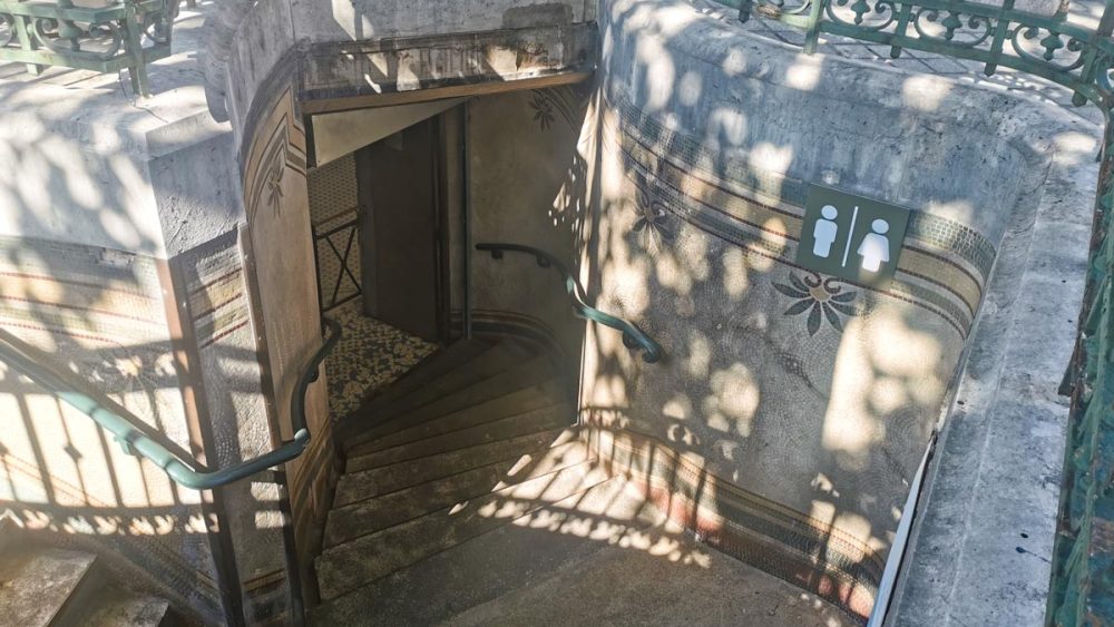 マドレーヌ寺院横の世界一美しいトイレ　トイレの入口