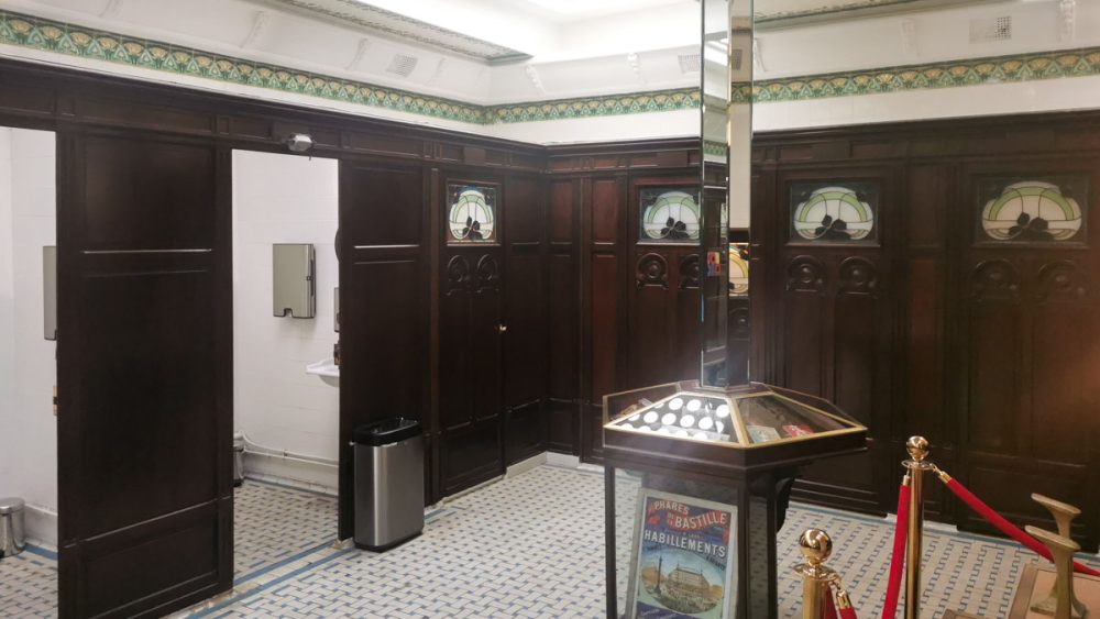 マドレーヌ寺院横の世界一美しいトイレ　トイレの個室
