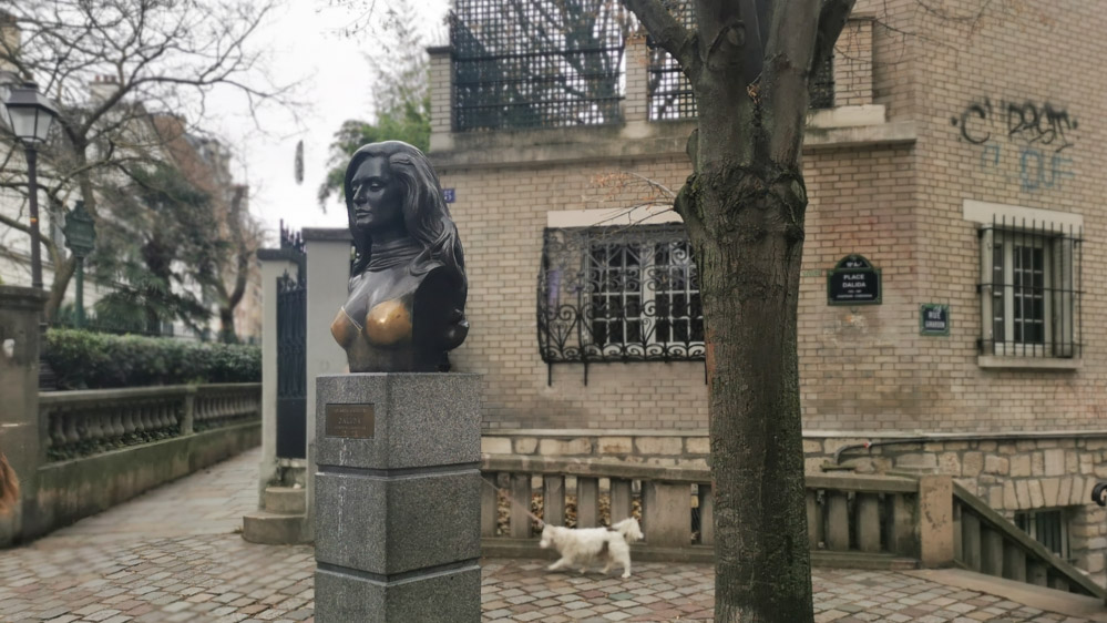 モンマルトルの丘にあるダリダ像。幸運を求める人々が銅像を触り、胸の部分が金色に光っている