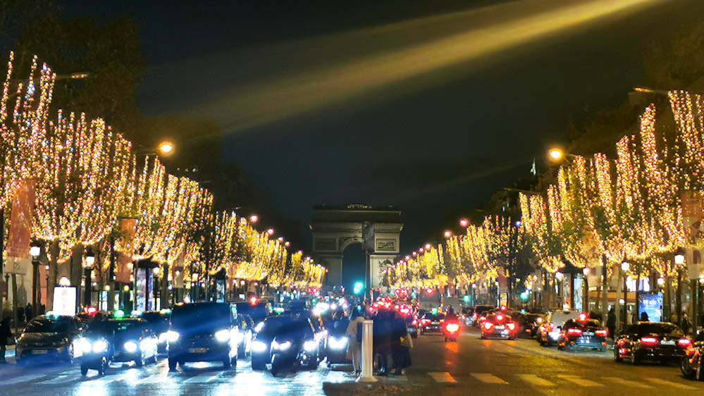 世界一美しいパリのシャンゼリゼ通りのイルミネーション。どこまでも続くイルミネーションの並木が美しい。ゴールドのライトがクリスマスムードを漂わせる