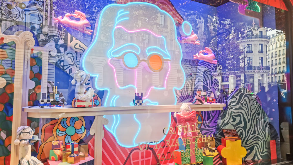 パリのギャラリーラファイエットのクリスマスショーウィンドウ。大きなサンタクロースとカラフルな仲間たちが可愛い。