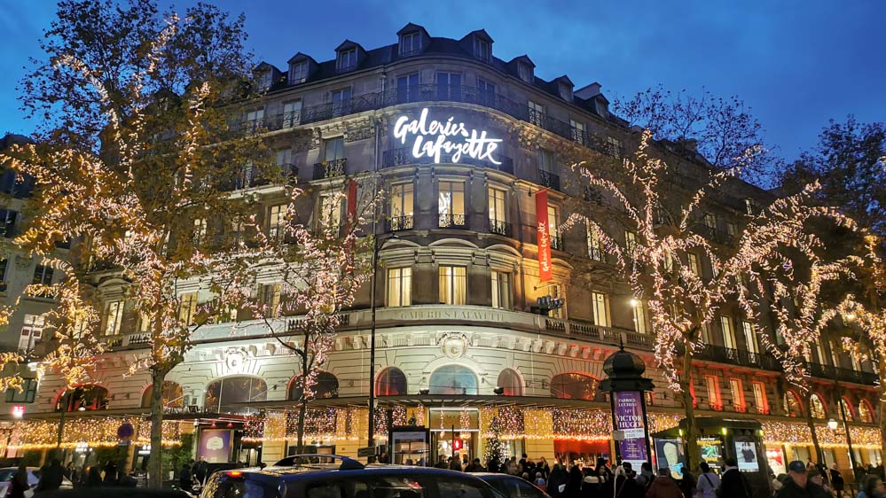 パリのギャラリーラファイエット外観。クリスマスシーズンはイルミネーションがきれい。