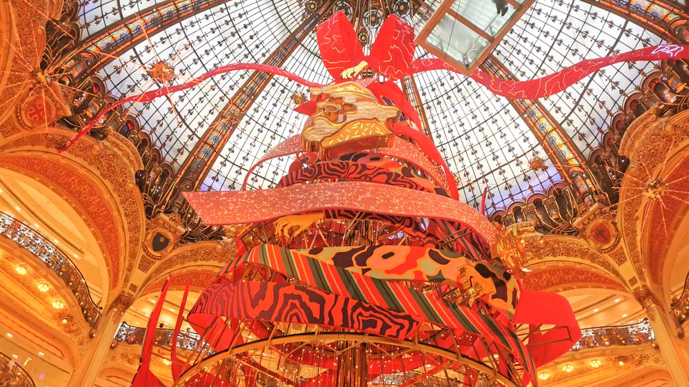 パリのギャラリーラファイエットの巨大クリスマスツリー2025年バージョン。上には美しいクーポールが見える。