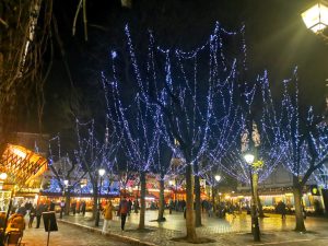 パリ、モンマルトルの丘にあるテルトル広場のクリスマスイルミネーション。広場の電飾とレストランのクリスマスイデコレーションで明るい。