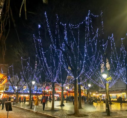 パリ、モンマルトルの丘にあるテルトル広場のクリスマスイルミネーション。広場の電飾とレストランのクリスマスイデコレーションで明るい。