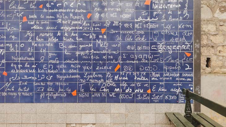 パリのモンマルトルの丘にある「ジュテームの壁」。青いタイルの壁に、世界中の言葉でje t'aimeと書かれている。