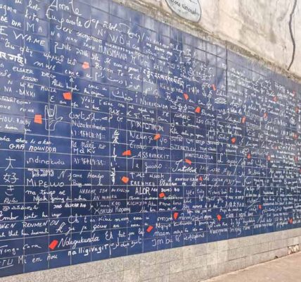 パリのモンマルトルの丘にある「ジュテームの壁」。青いタイルの壁に、世界中の言葉でje t'aimeと書かれている。