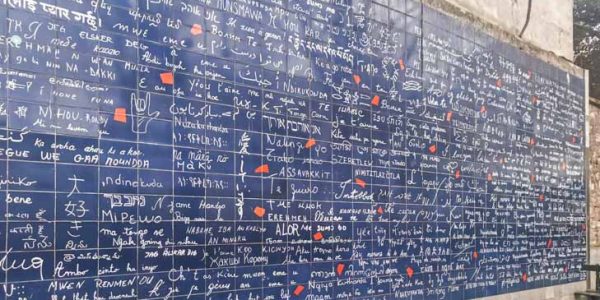 パリのモンマルトルの丘にある「ジュテームの壁」。青いタイルの壁に、世界中の言葉でje t'aimeと書かれている。