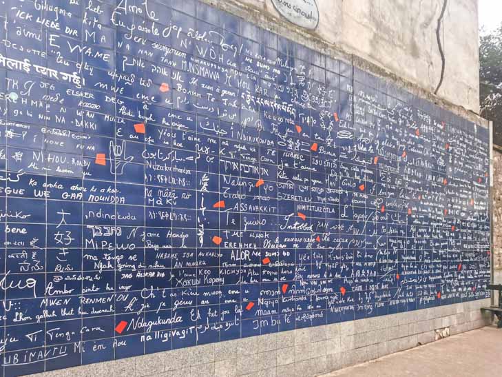 パリのモンマルトルの丘にある「ジュテームの壁」。青いタイルの壁に、世界中の言葉でje t'aimeと書かれている。