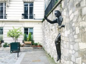 モンマルトル地区にある「壁抜け男」の銅像。壁から上半身と片足だけが飛び出ており、まさに壁を通り抜ける瞬間を捉えている。