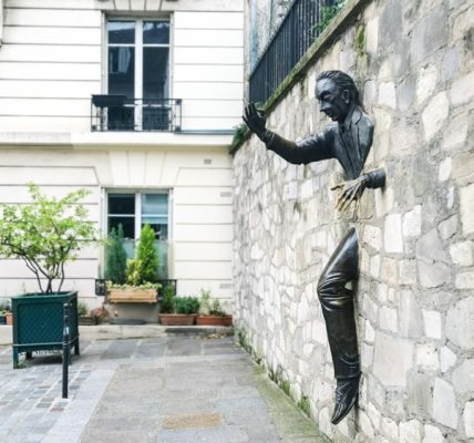 モンマルトル地区にある「壁抜け男」の銅像。壁から上半身と片足だけが飛び出ており、まさに壁を通り抜ける瞬間を捉えている。