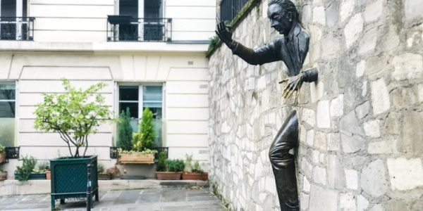モンマルトル地区にある「壁抜け男」の銅像。壁から上半身と片足だけが飛び出ており、まさに壁を通り抜ける瞬間を捉えている。