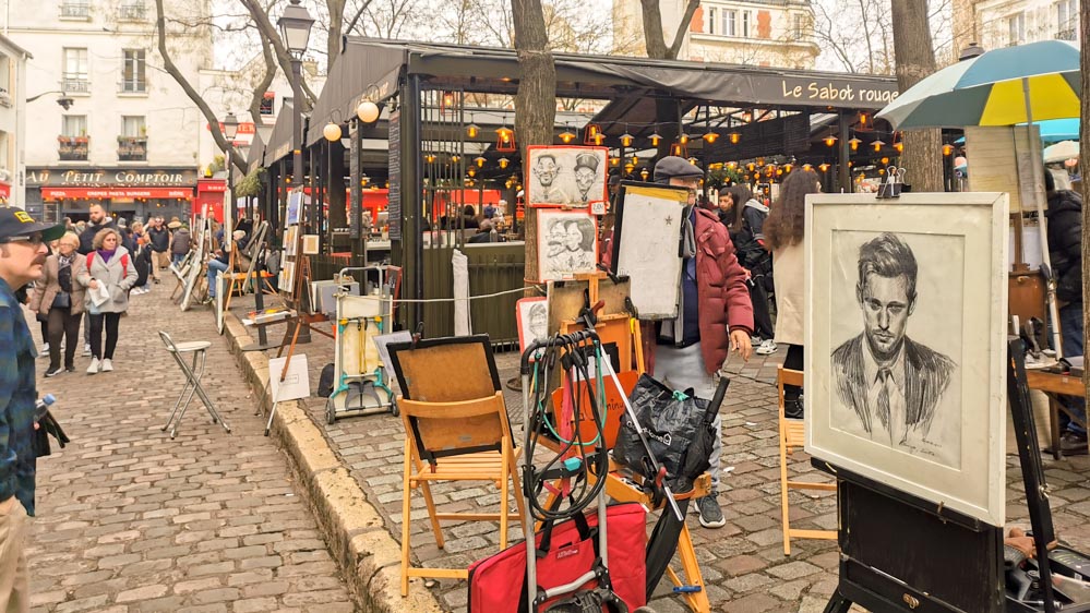 モンマルトルにあるテルトル広場。絵描きとレストランのテラス席が並んでにぎやか。絵描きが絵を描く様子を眺める観光客。