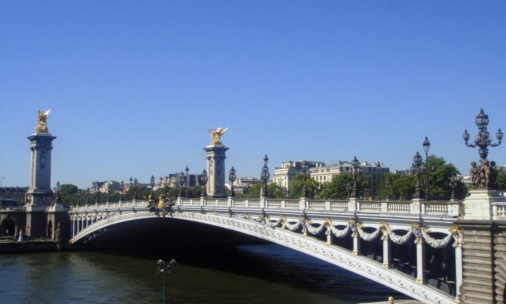 パリのセーヌ川に架かるアレクサンドル三世橋。4つの柱の上には金色の像が輝いている。