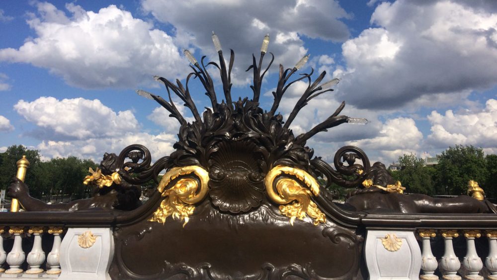 パリのセーヌ川に架かるアレクサンドル三世橋。橋の中央にあるレリーフ。