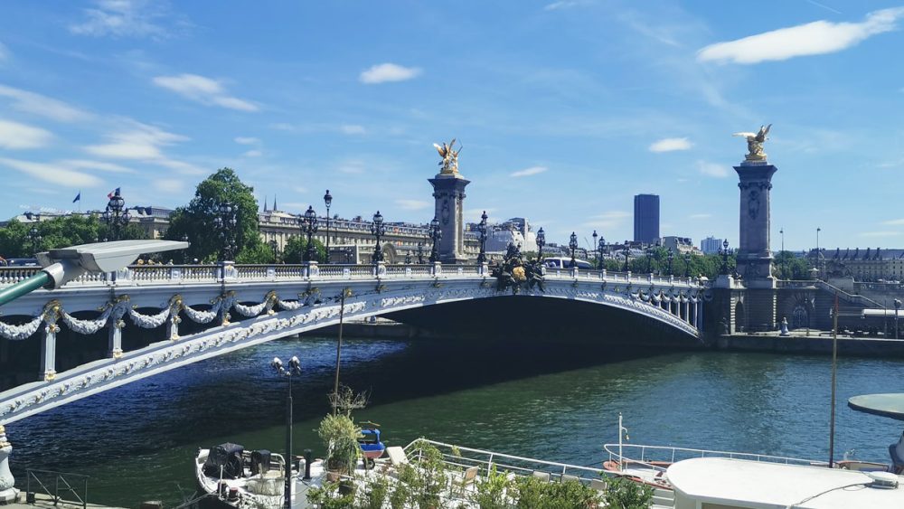 パリのセーヌ川に架かるアレクサンドル三世橋。4つの柱とその上の黄金の像が象徴的。アールヌーボースタイルの装飾も美しい。