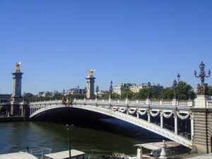 パリのセーヌ川に架かるアレクサンドル三世橋。4つの柱の上には金色の像が輝いている。