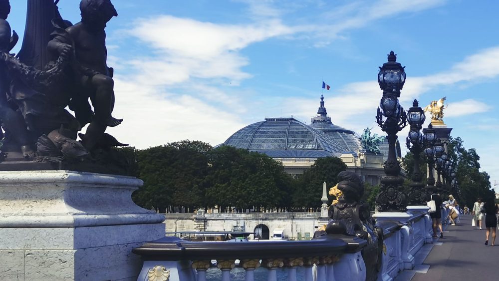 パリのセーヌ川に架かるアレクサンドル三世橋。欄干に並ぶ街灯と手すりの装飾はアールヌーボースタイル。