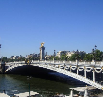 パリのセーヌ川に架かるアレクサンドル三世橋。4つの柱の上には金色の像が輝いている。