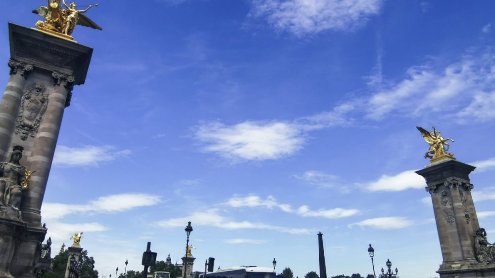 パリのセーヌ川に架かるアレクサンドル三世橋。4つの柱とその上の黄金の像が象徴的。