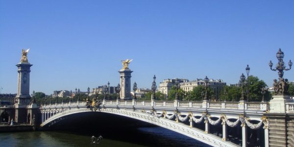 パリのセーヌ川に架かるアレクサンドル三世橋。4つの柱の上には金色の像が輝いている。