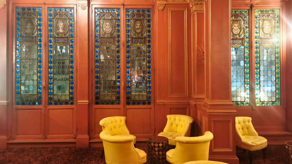 パリの劇場「アントワーヌ劇場」のレトロなバー