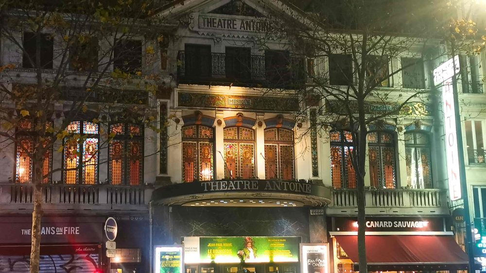 パリの劇場「アントワーヌ劇場」の外観。ステンドグラスがきれい