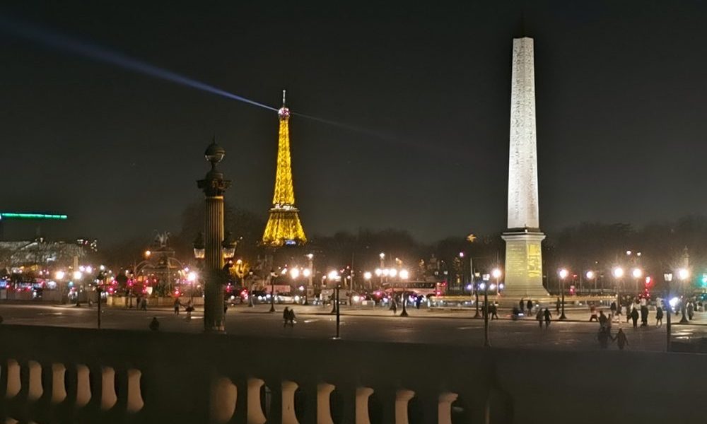パリのおすすめ夜景スポット。エッフェル塔とコンコルド広場が一望できる