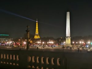 パリのおすすめ夜景スポット。エッフェル塔とコンコルド広場が一望できる