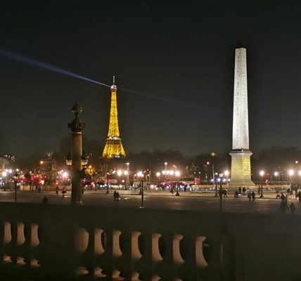パリのおすすめ夜景スポット。エッフェル塔とコンコルド広場が一望できる