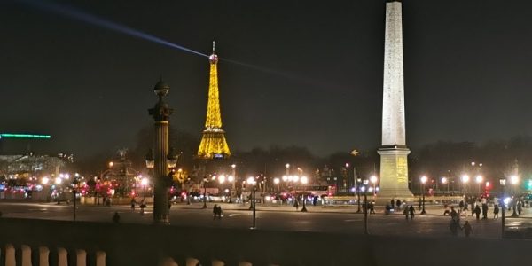 パリのおすすめ夜景スポット。エッフェル塔とコンコルド広場が一望できる