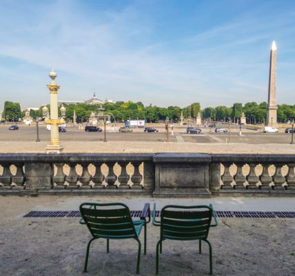 パリのシンボル緑のイス。背景はコンコルド広場。エジプトから送られたオベリスクが立っている。
