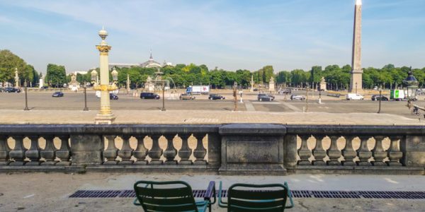 パリのシンボル緑のイス。背景はコンコルド広場。エジプトから送られたオベリスクが立っている。