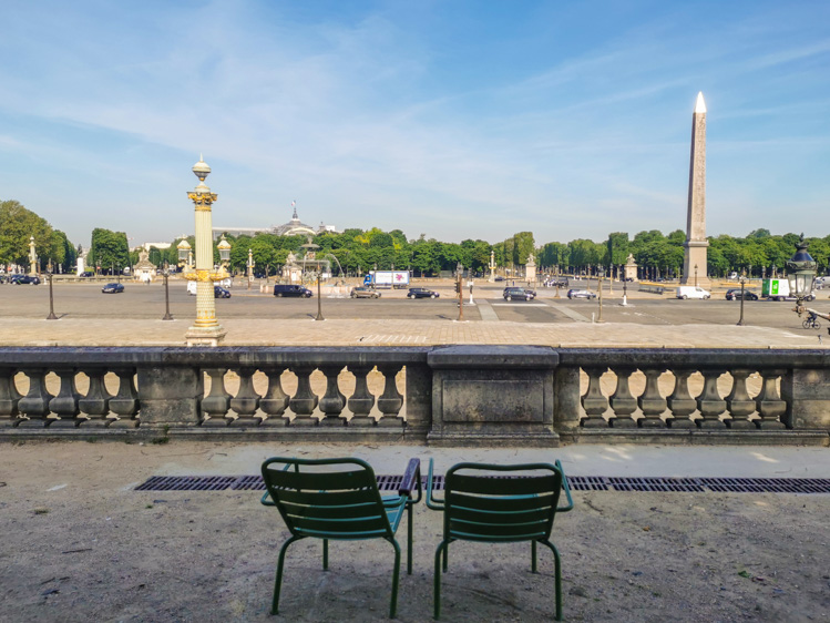 パリのシンボル緑のイス。背景はコンコルド広場。エジプトから送られたオベリスクが立っている。